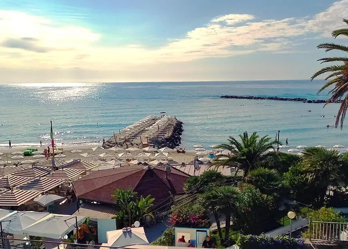 Casa de Férias La Pace, Il Sole, Il Mare - Casa Indipendente Vista Mare, Posto Auto Privato, Ampio Spazio Esterno Attrezzato, A Pochi Minuti Dalle Spiagge Sanremo